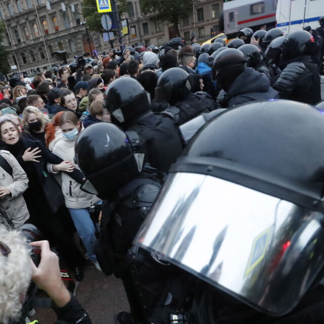 Над 1300 души са задържани на антивоенните протести в Русия 