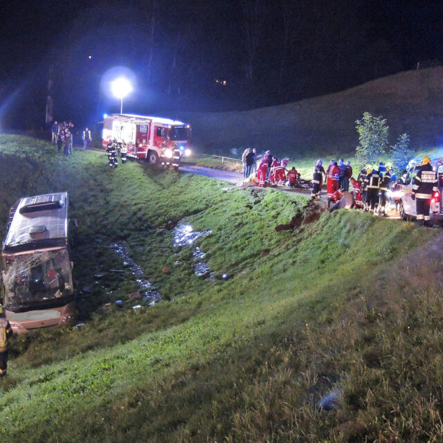 Четирима тежко ранени при катастрофа с автобус в Австрия