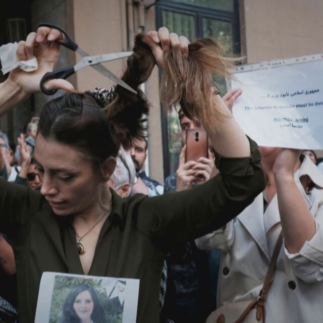 Иранката, чиято снимка обиколи света: Отрязвайки косата си, отрязах ръцете на властта от себе си