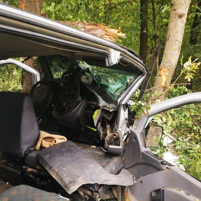 Катастрофа с училищен микробус в Монтанско, двете деца и шофьорът са пострадали (СНИМКИ)
