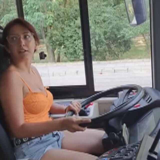 "Не е каране, а подкарване": Шофьор на автобус в Перник позволи на жена без категория да управлява