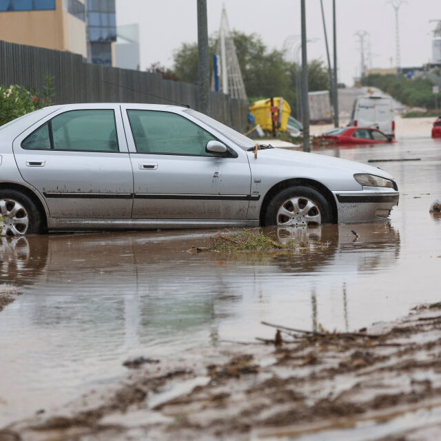 Проливни дъждове в Испания: Спрени влакове и отменени мачове