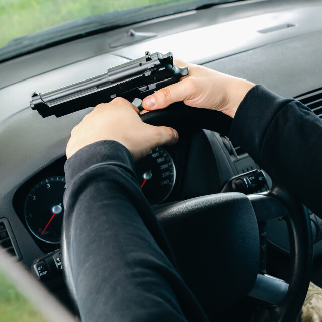 "Не ми правеха път и караха бавно": Задържаха рисков водач, размахвал пистолет срещу други шофьори