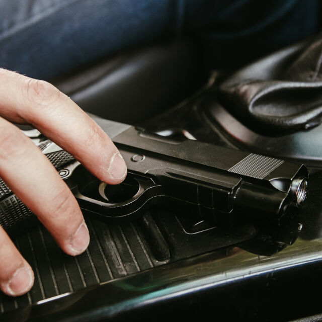 Пресичал пътя на колите, извадил газов пистолет: Задържаха 22-годишен агресивен шофьор в София