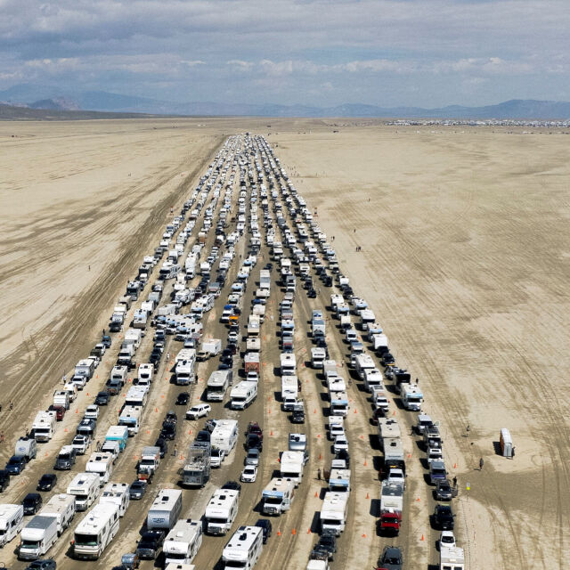 Голямото преселение на Burning Man започна след дни в калта (СНИМКИ и ВИДЕО)