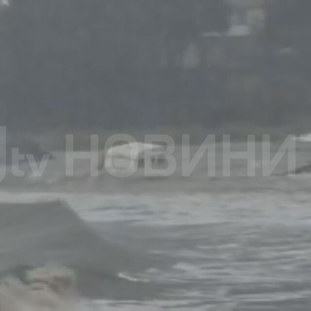 Бурята по Черноморието: Морето отнесе коли и каравани край Царево (ВИДЕО)