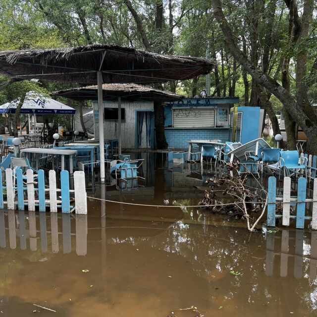 Наводнение и в къмпинг „Китен“: Каравани, кемпери и коли са под вода (СНИМКИ)