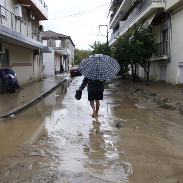 Наводненията в Гърция: Магистралата към Атина е затворена при Солун