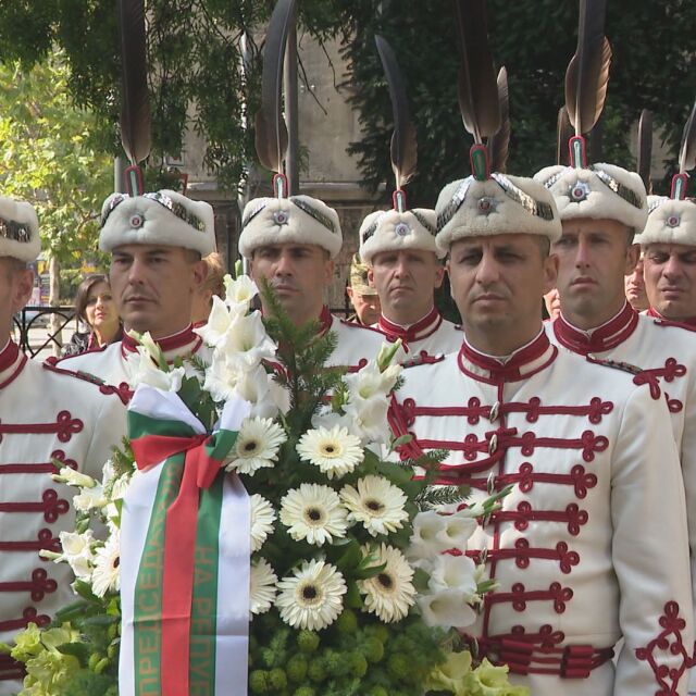 138-ата годишнина от Съединението: Десетки граждани положиха цветя в костницата на княз Батенбeрг