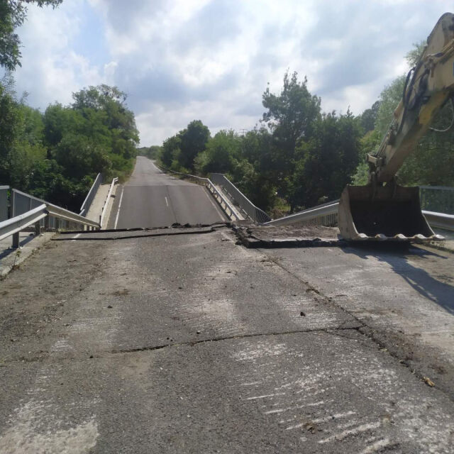 100-тонен кран и 41-тонен багер разрушават моста на пътя Царево-Ахтопол
