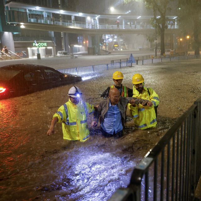 Най-големите валежи от 140 г.: Мащабни наводнения в Хонконг и Южен Китай (ВИДЕО и СНИМКИ)