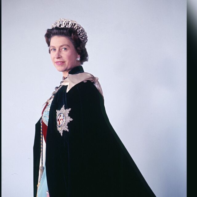 Топовни салюти и камбанен звън: Чарлз показа неизвестна досега снимка на кралица Елизабет