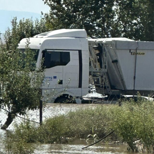 Камион на български шофьор остана във водния капан в Лариса