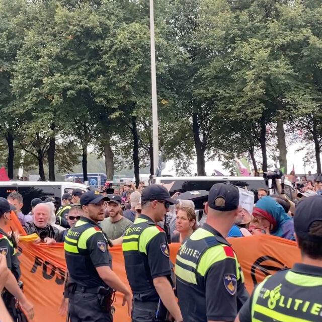 Хиляди екоактивисти бяха арестувани в Нидерландия, след като блокираха ключова магистрала