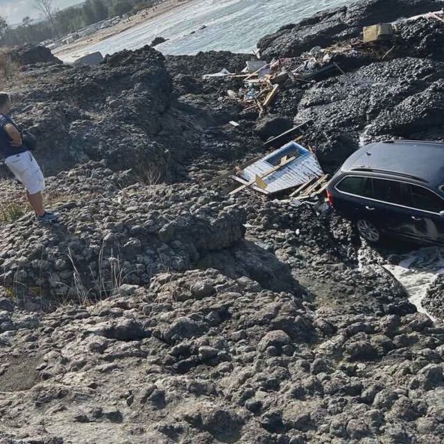 „Не знам как колата се оказа там“: Автомобил стои заседнал в скалите на плаж "Арапя" 