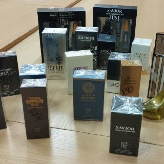 Голямо количество фалшиви парфюми от Индия са задържани във Варна (СНИМКИ)
