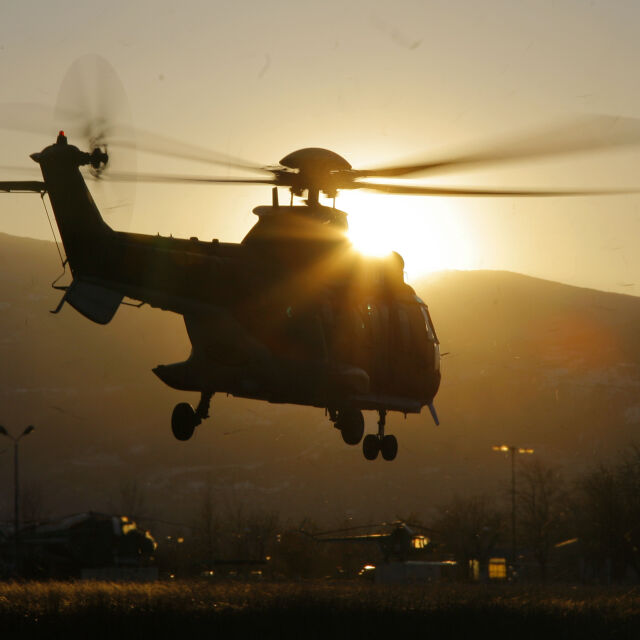 Двама парапланеристи са спасени с вертолет „Кугър“ в Стара планина