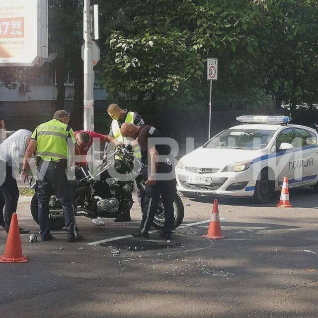 Удар между моторист и кола на централен булевард в Бургас