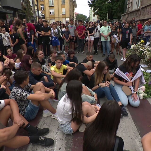 В памет на Филип: Ученици седнаха на пешеходната пътека, където беше убито момчето