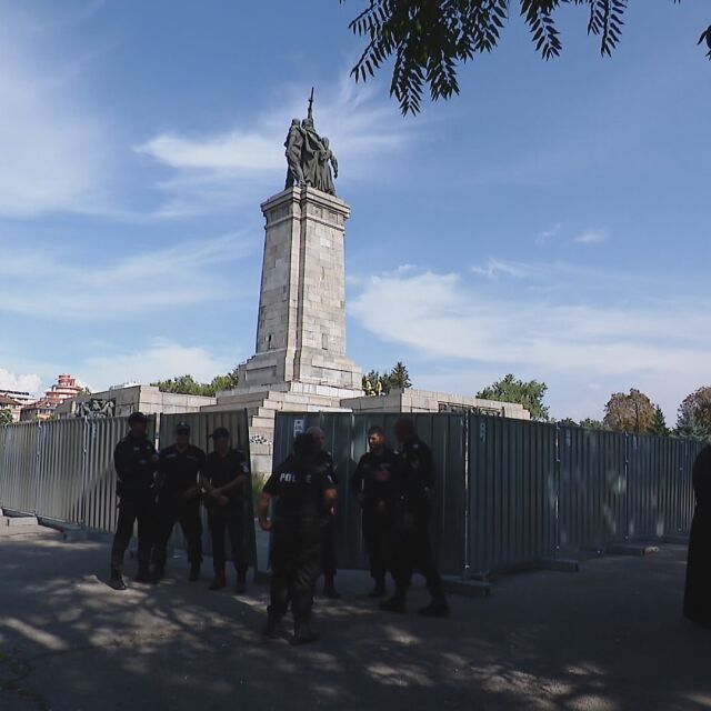 Монументът на раздора: Ограждат Паметника на Съветската армия със скеле