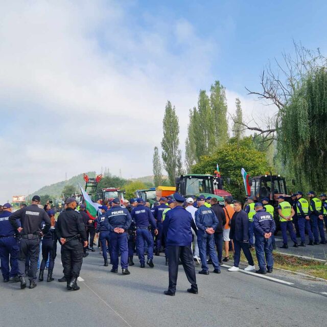 Не зърнопроизводители, а полицаи блокираха пътя при Благоевград