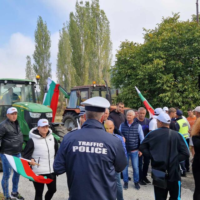Напрежение и блокади: Фермерите излязоха на протест (ОБЗОР)