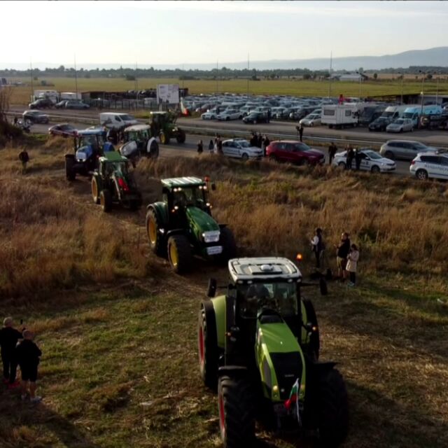 Тракторите влязоха в София: Земеделци и министри опитват да се разберат на среща
