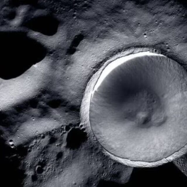 По-дълбок от Гранд Каньон: Вижте призрачни кадри на кратер край Южния полюс на Луната