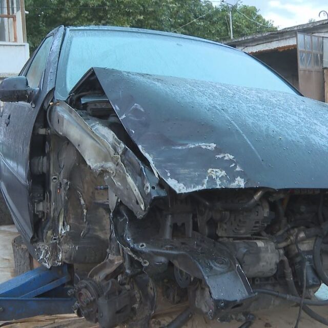 12-годишен катастрофира с крадена кола: Как се стигна до инцидента? 