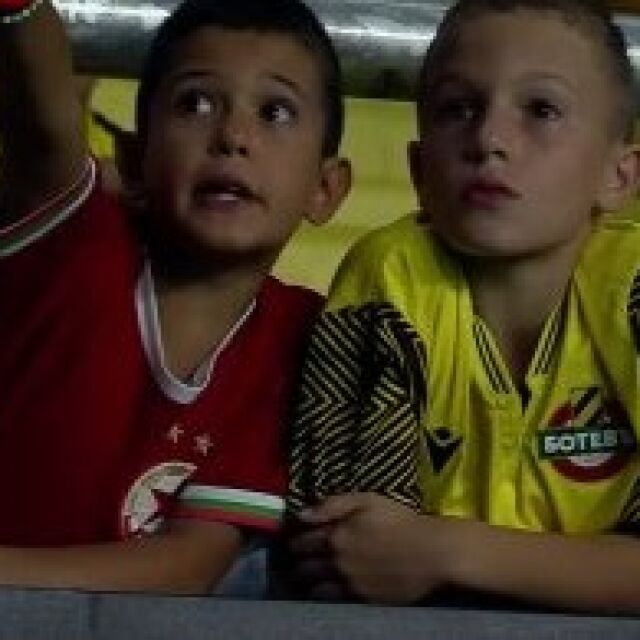 Магията на футбола: Две деца просълзиха България (ВИДЕО)
