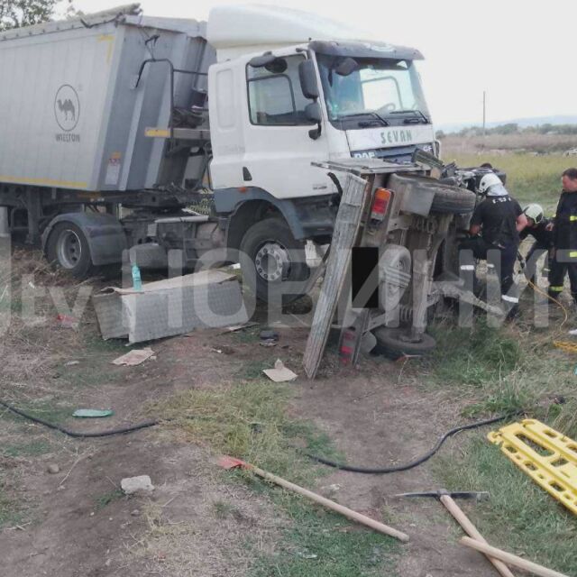 Двама души загинаха при тежка катастрофа с камион в Бургас (СНИМКИ)