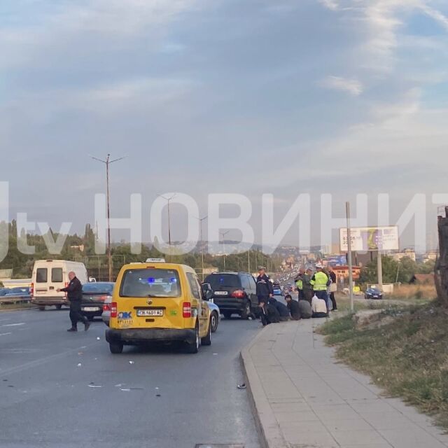След гонка с полицията: Кола с мигранти самокатастрофира в София (СНИМКИ)