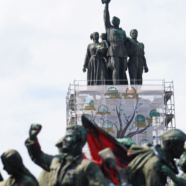 Паметникът на Съветската армия осъмна с интересен транспарант (СНИМКИ)