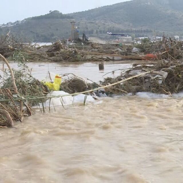 Наводнения, отнесени автомобили и улици, покрити с кал: Циклонът „Елиас“ удари Гърция