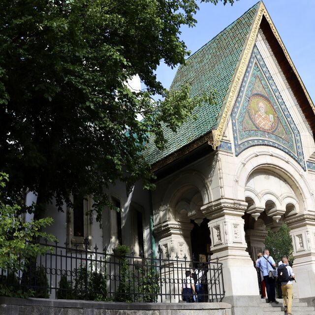 Руската църква отвори врати. Новият ѝ предстоятел пристигна с джип с украинска регистрация