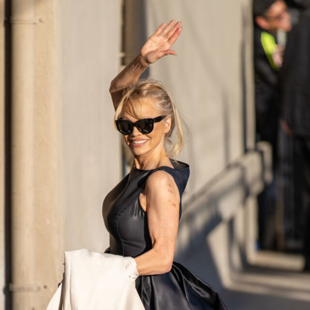 Неузнаваема! Звездата на "Плейбой" Памела Андерсън се появи без грим на модно събитие в Париж (СНИМКИ)
