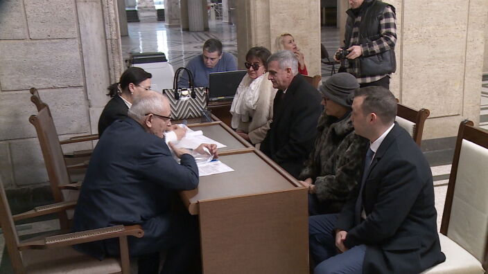 16 партии и 5 коалиции се регистрираха за изборите