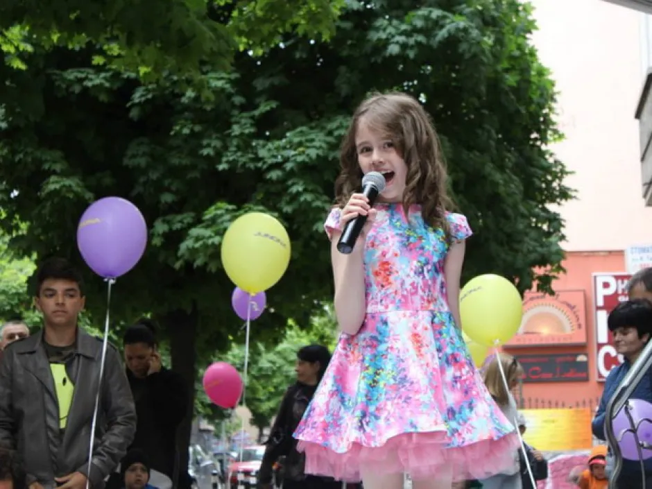 Когато пее джаз, сърцето й е изпълнено с радост: 10-годишната Теа Николова е бъдеща звезда на българската сцена