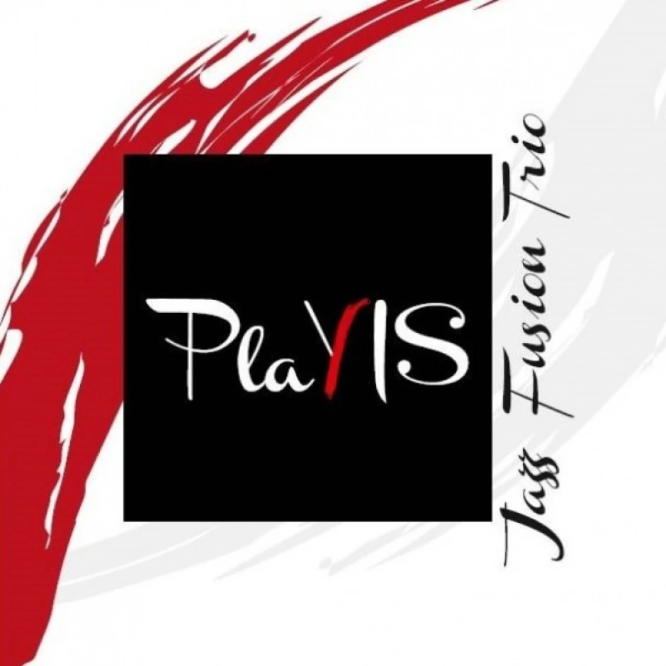Ясен Велчев, Ивайло Звездомиров и Стоян Янкулов са трио PlaYIS. „7/4“ (2018 г.) е техният дебютен албум