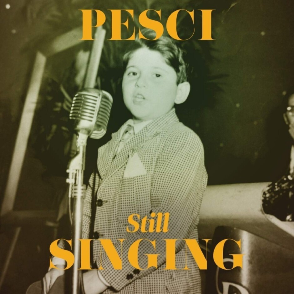 Still Singing e забавен джаз албум с отличителния глас на Джо Пеши и неизбежната артистичност на актьора