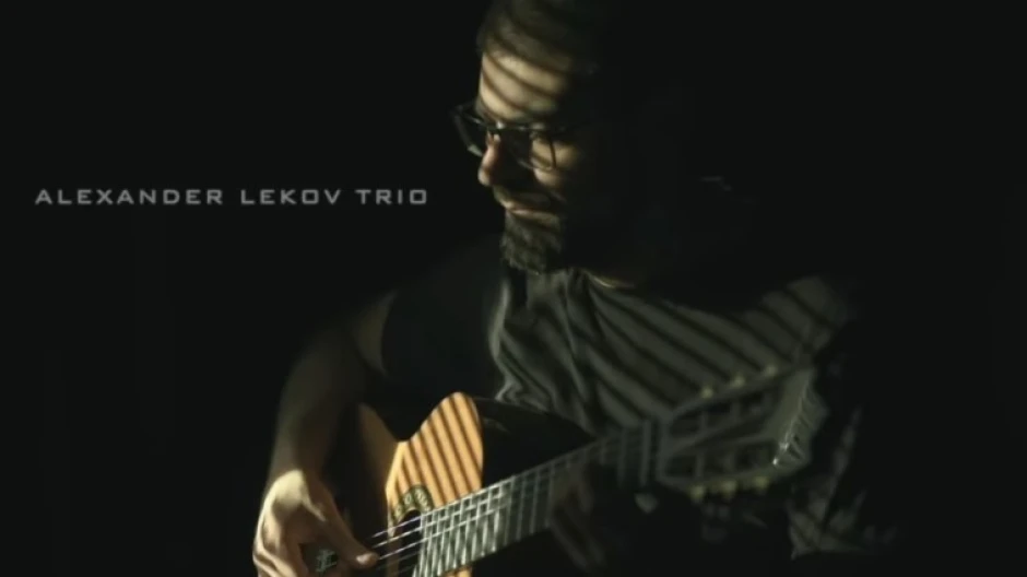 Животът откъм светлата му страна – Александър Леков свири на акустична китара в своя нов трио проект