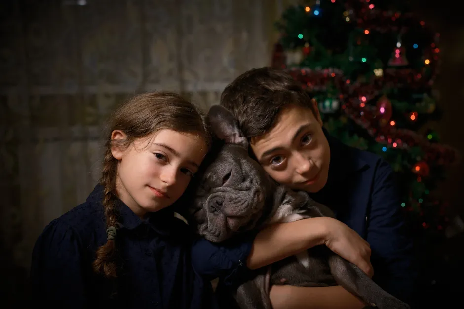 Коледен поздрав, пожелание за живот с творчество, отправят младите таланти Алекс Маринов и Лора Маринова с празнично видео към изпълнението си на White Christmas