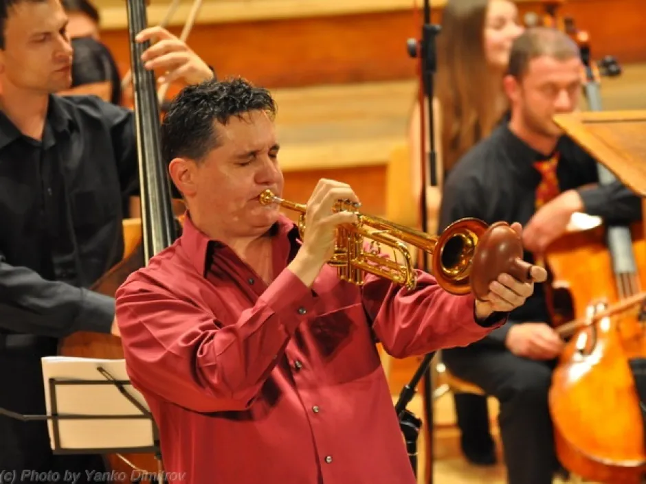 Happy and wishing happiness – American trumpet player Rex Richardson makes a childhood dream come true; the Classic FM Orchestra and his fans give their support