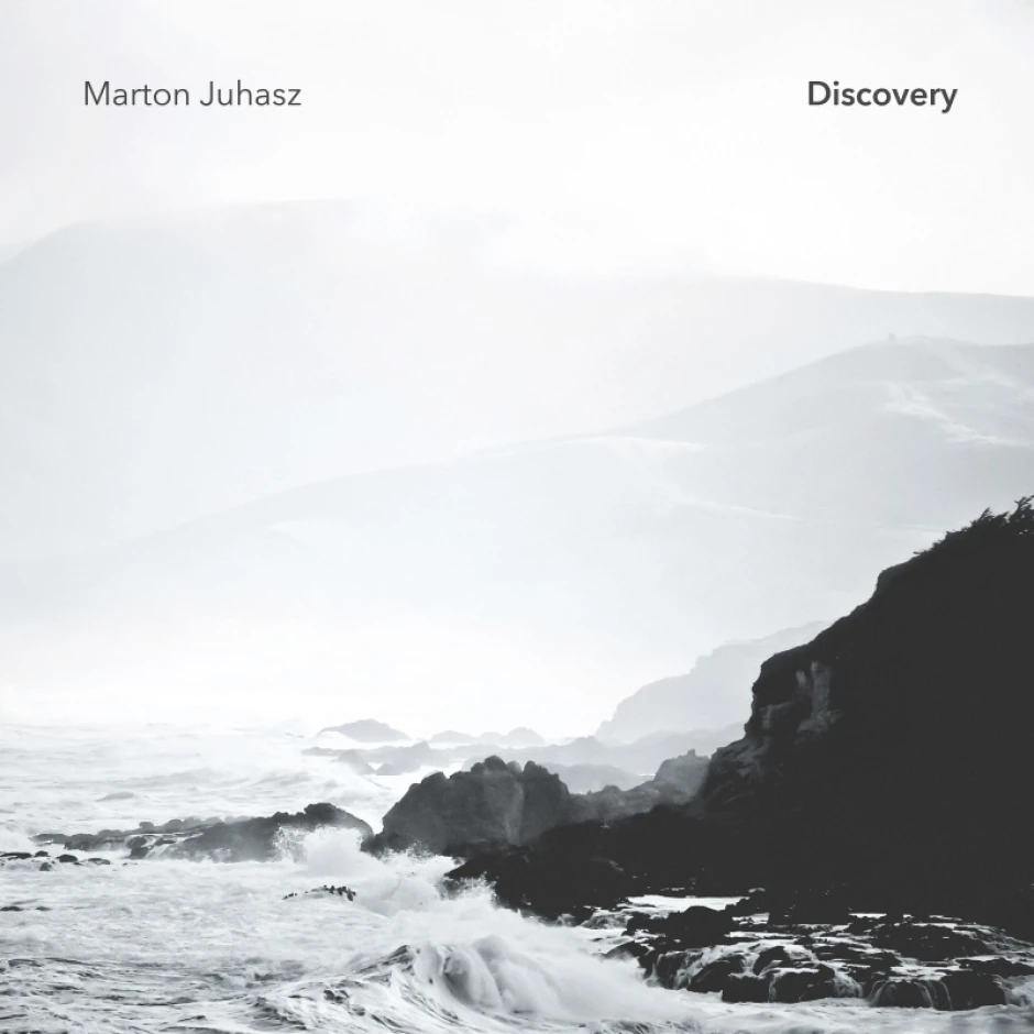 Музикалните откривателства на унгарския барабанист Мартон Юхас в дебютния му албум Discovery