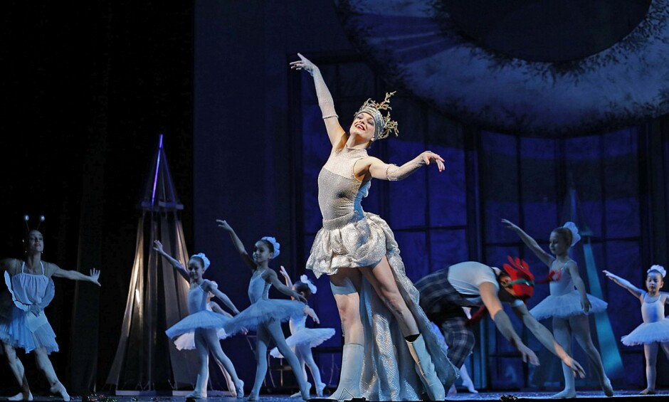 Балет „Арабеск“ с първи спектакъл за годината. Танцьорите играят „Лешникотрошачката“ на 10 януари