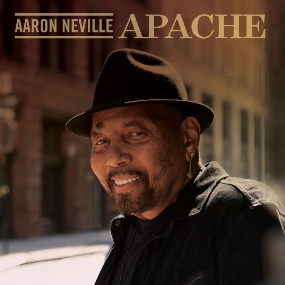 В Apache Арън Невил разказва лични истории, преплитайки ги с тревогите на крехкия свят, в който живеем 