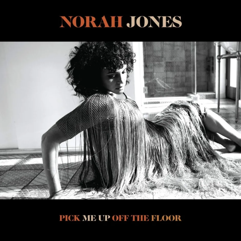 Човешкият копнеж да се свързваме помежду си в музиката от новия албум на Нора Джоунс Pick Me Up Off The Floor