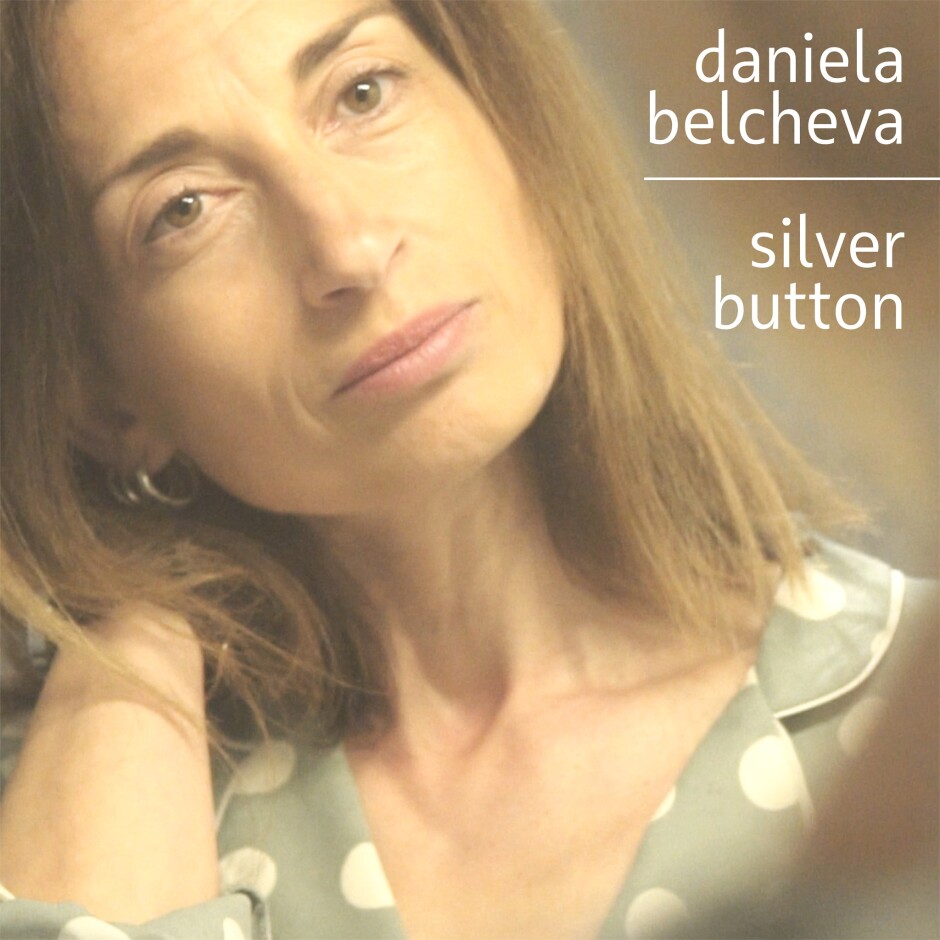 Мечтателни настроения и спокойствие от вървенето по пътя се преплитат в Silver Button на Даниела Белчева