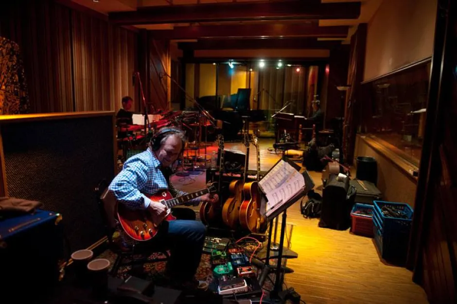 Легендарният китарист Лий Ритенауър с нов албум през лятото