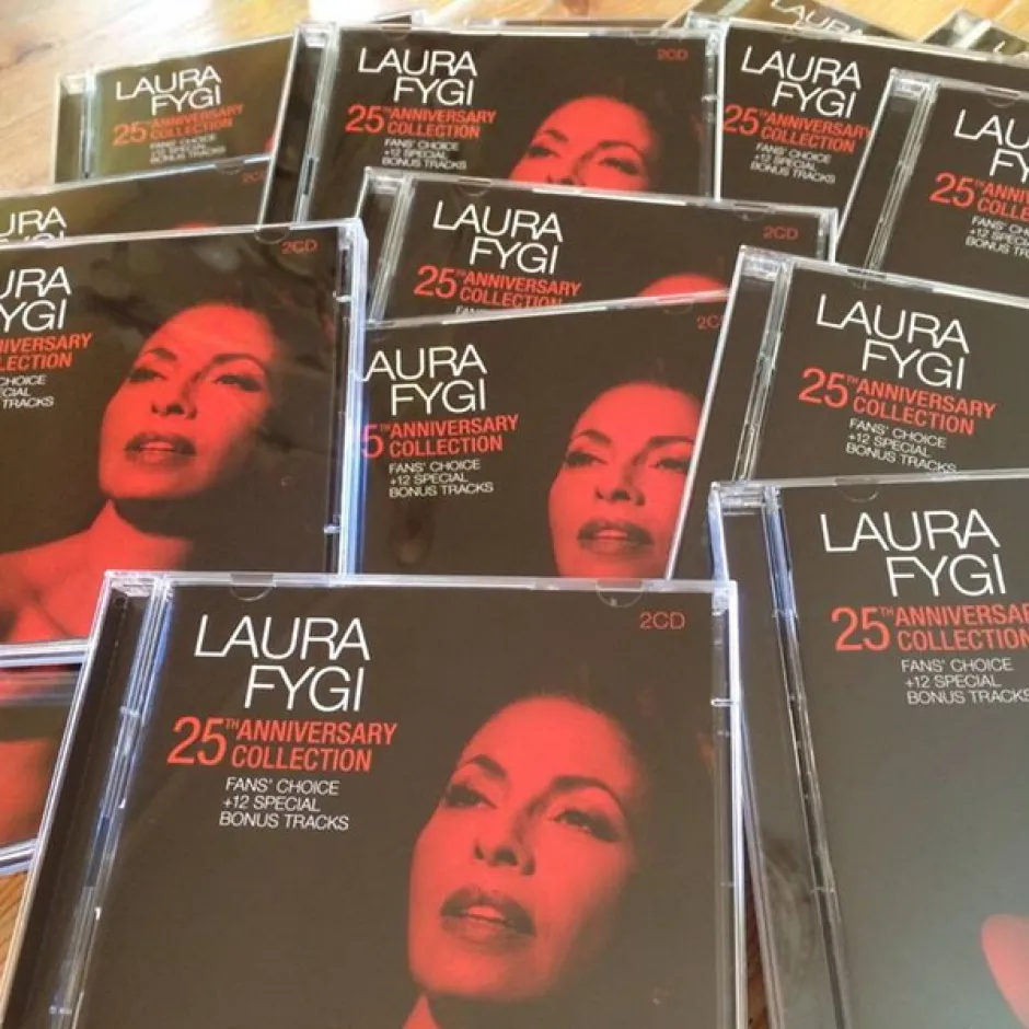 Лаура Фиджи щедро раздава красиви настроения със своя топъл и уютен глас в юбилейния двоен албум 25th Anniversary Collection